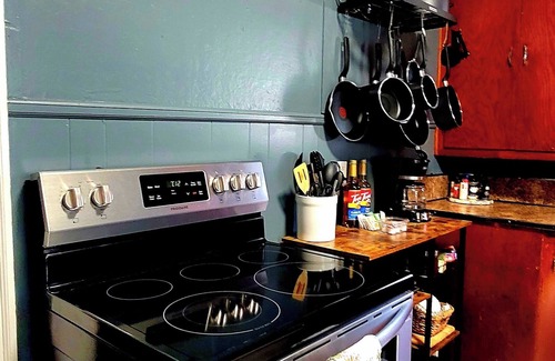 Bristol House | Charming Bungalow on a Budget - Dog & Family Friendly, Outdoor Area, Laundry