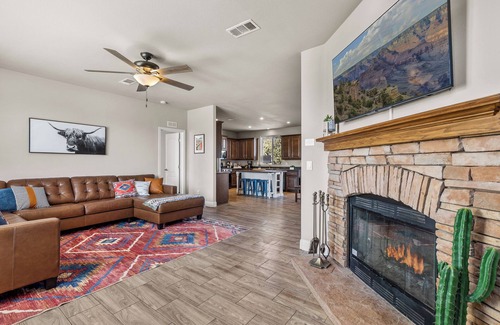Williams House | Charming Cabin Close to Grand Canyon South Rim, Family Friendly, Telescope, Fun!
