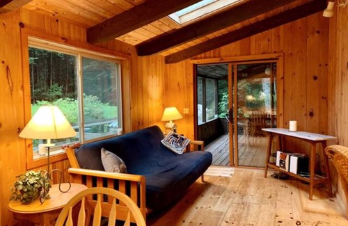 Sandisfield House | Charming Cabin in The Berkshires- Lake, Tennis, PickleBall, Hiking