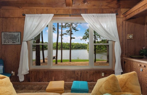 Perryville Cabin | Charming Cabin on Henry Lake at Ouachita Foothills