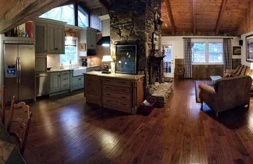 Burnsville Cabin | Charming Cabin Retreat Located in Beautiful Smoky Mountains with Outdoor Firepit