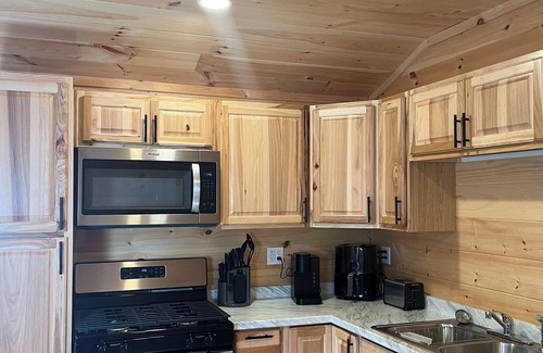 Lawrenceville Cabin | Charming cabin with AC in Brushton