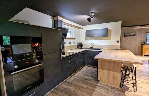 Travexin Cottage | Charming chalet for 6, near skiing, WiFi, parking, pets allowed