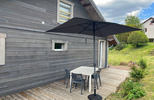 Travexin Cottage | Charming chalet for 6, near skiing, WiFi, parking, pets allowed