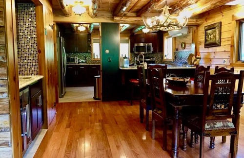 Roxbury Ski Chalet | Charming chalet with 5 bedrooms and WiFi, fitness room in peaceful Roxbury