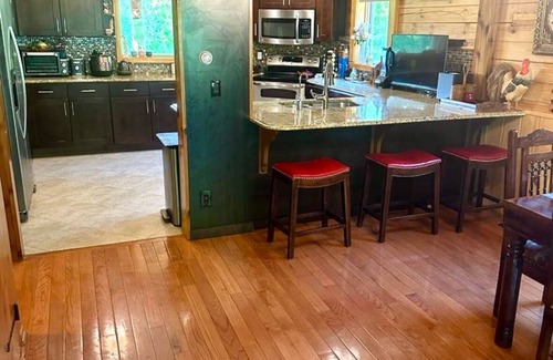 Roxbury Ski Chalet | Charming chalet with 5 bedrooms and WiFi, fitness room in peaceful Roxbury