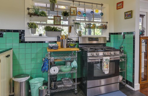 St. Johns Cottage | Charming City Cottage ~ 8 Mi to Downtown Portland!