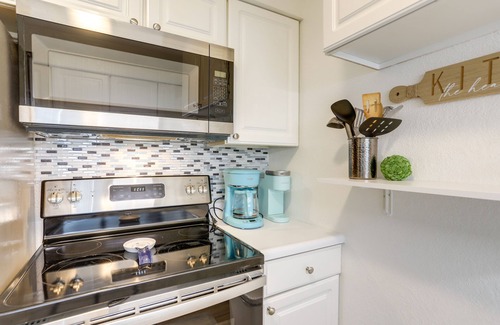 Oak Harbor Condo | Charming Condo on Lake Erie w/Community Pool