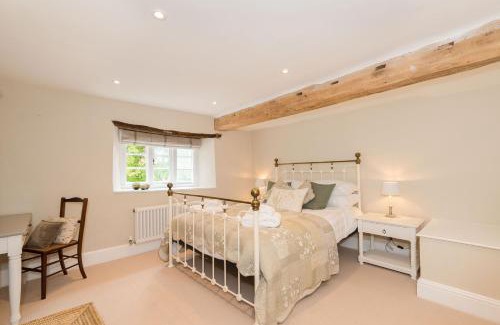 Witney House | Charming Cotswold Cottage on Church Green, Witney