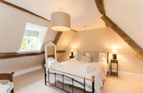 Witney House | Charming Cotswold Cottage on Church Green, Witney