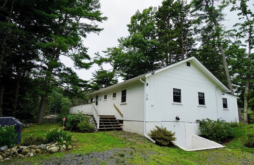 Boothbay Harbor Cottage | Charming Cottage on the Great Pond in Boothbay Harbor, Maine