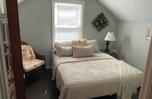 Livonia Cottage | Charming cottage at the cove!