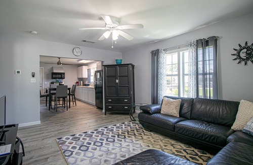 East Biloxi Cottage | Charming Cottage blocks from the Beach & Casinos