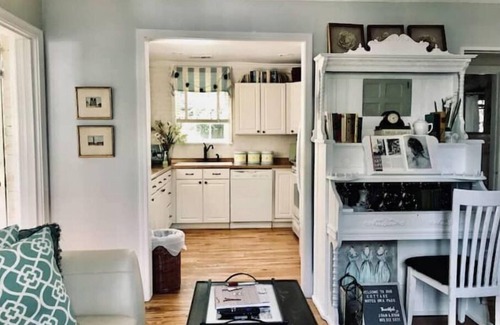 Columbia Cottage | Charming cottage in great neighborhood.close to downtown, fort and university