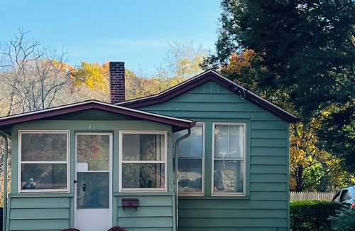 Stony Creek Cottage | Charming cottage in peaceful Stony Creek, walk to shoreline & park