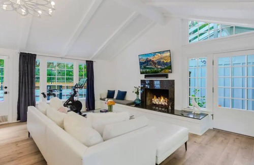 Sherman Oaks Cottage | Charming Cottage in the Hills of LA - Close to Restaurants, Shops, Entertainment