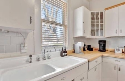 Vollintine-Evergreen House | Charming Cottage near Memphis zoo and restaurants