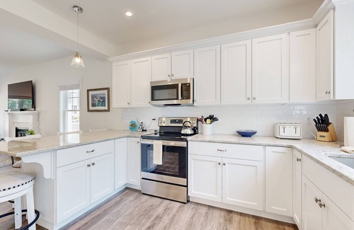 Arundel Cottage | Charming cottage on a preserve with fireplace, WiFi, W/D, pool, gym, & game room