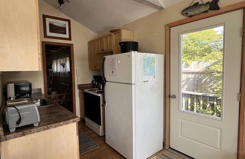 Mid-Coast and Islands Cottage | Charming cottage on Basin Cove just a short drive to the Dolphin Marina