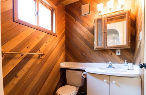 Georgian Bay Cottage | Charming Cottage on Gloucester Pool w/ Firepit, Sauna, Disc Golf Course & more!