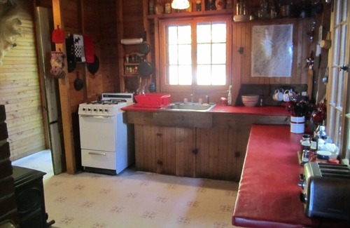 Naples Cottage | Charming cottage on the water, beautiful lawn, dog friendly, ideal for summer!
