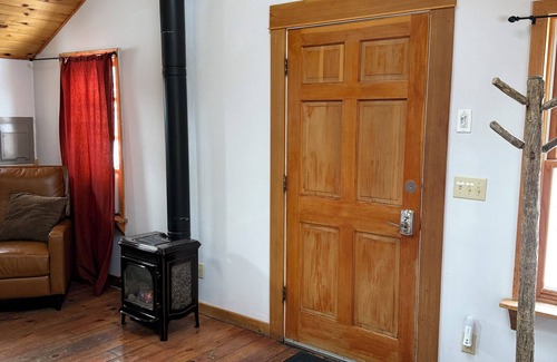 Bozeman Cottage | Charming cottage tucked away in trending Northeast Bozeman.