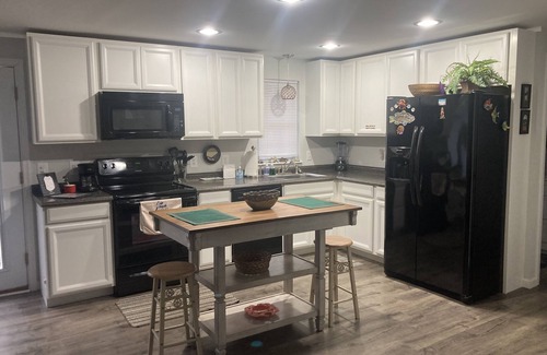Calvert Beach-Long Beach Cottage | Charming Cottage by the Chesapeake Bay - 1 block walk from private Calvert beach