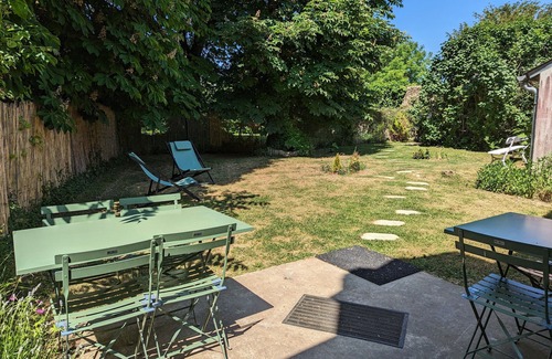 Audeville Cottage | Charming Country House between Paris & Orléans with Private Garden and Modern Amenities