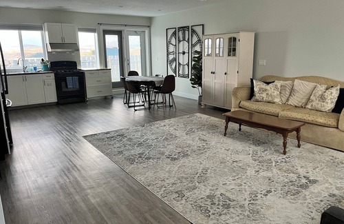Cardston County House | Charming Country Retreat: Dog-Friendly Escape for 6 with Scenic Views!
