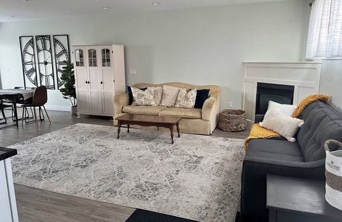 Cardston County House | Charming Country Retreat: Dog-Friendly Escape for 6 with Scenic Views!