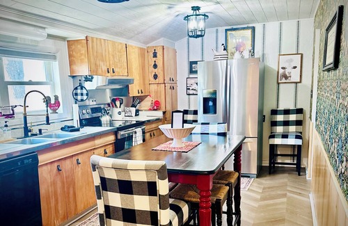 Three Oaks House | Charming, cozy and 5 star home STEPS to Journeyman & Acorn Theatre!