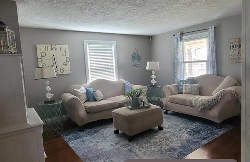 Middletown House | Charming & Cozy Cottage in Quiet Neighborhood
