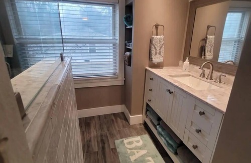Middletown House | Charming & Cozy Cottage in Quiet Neighborhood