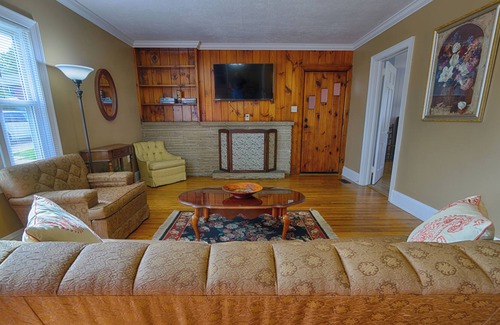 Bristol House | Charming & Cozy near King University ~ Queen Beds!