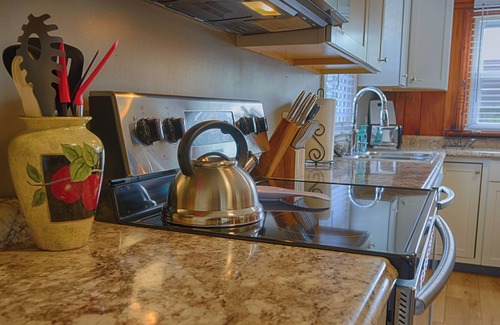 Bristol House | Charming & Cozy near King University ~ Queen Beds!