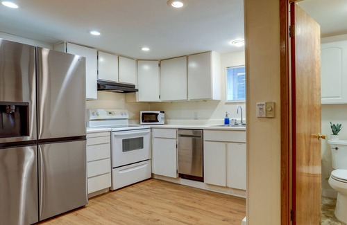 Seaview Apartment | Charming & Cozy Seattle Apartment w/ Fireplace!