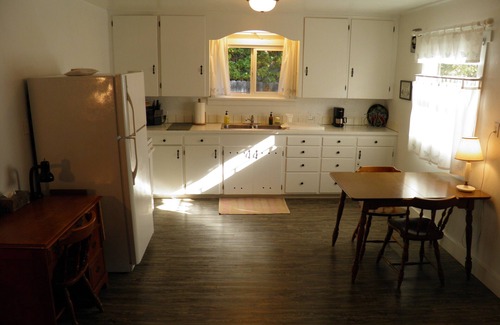 Walla Walla Cottage | Charming Creek Side Cottage with King bed Close to Whitman