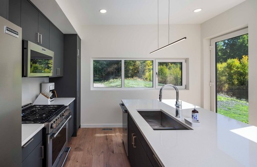 Hailey Cottage | Charming creekside 2-bedroom cottage with AC, WiFi in peaceful Hailey