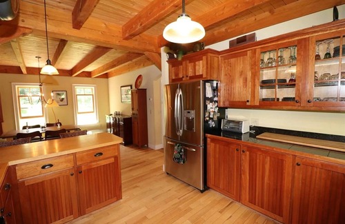 Waitsfield House | Charming creekside 4-BR country house near Sugarbush w/garage, EV charge, WiFi