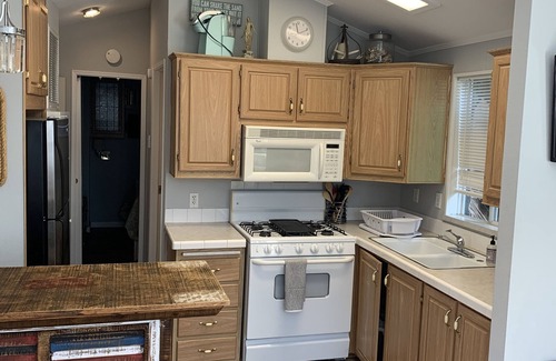 Leucadia House | Charming Detached Cottage Steps to Grandview Beach!