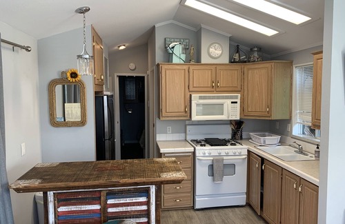 Leucadia House | Charming Detached Cottage Steps to Grandview Beach!