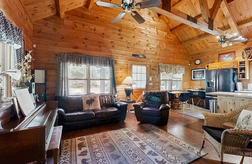 Easton House | Charming, dog-friendly cabin with a full kitchen, free WiFi, & private hot tub