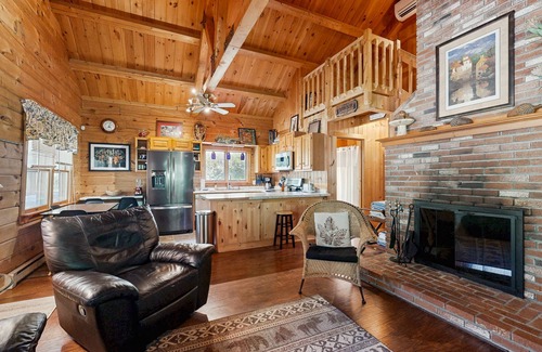 Easton House | Charming, dog-friendly cabin with a full kitchen, free WiFi, & private hot tub