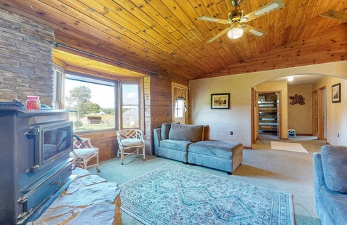 Dundee House | Charming dog-friendly home with firepit, kayaks, full kitchen, & washer/dryer