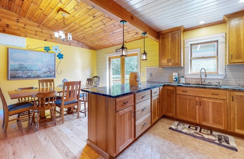 Dundee House | Charming dog-friendly home with firepit, kayaks, full kitchen, & washer/dryer