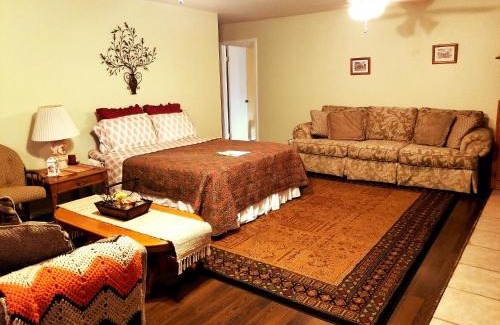 Oakhurst Apartment | Charming Downstairs Unit
