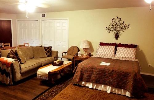 Oakhurst Apartment | Charming Downstairs Unit
