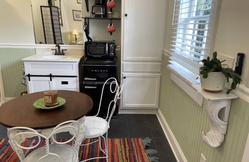 Aiken Apartment | Charming Downtown Studio. Easy walk to restaurants & Shopping