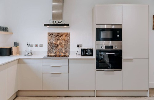 Llanarthney House | Charming Dual - Cottage – A Private Modern Retreat
