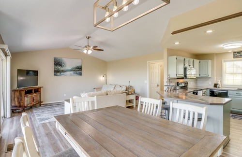 Edgemont House | Charming Edgemont Home w/Deck & Lake Views!